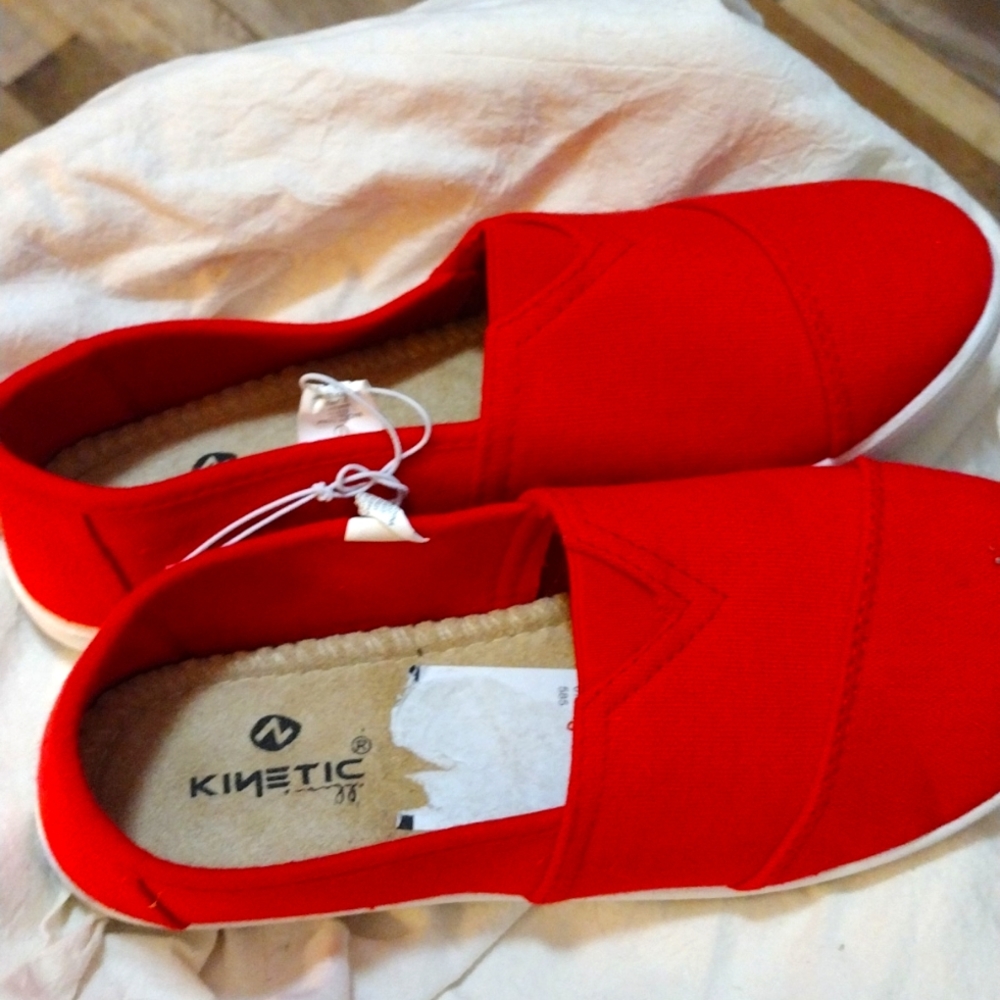 Kinetic new Red sneakers Sz 7